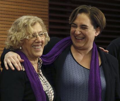 La alcaldesa de Madrid, Manuela Carmena, ha recibido antes de la manifestación diversas representantes de ciudades contra las "violencias machistas", entre ellas la alcaldesa de Barcelona, Ada Colau.