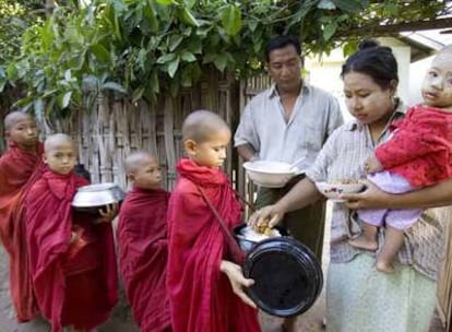 Monjes budistas hacen cola para recibir arroz de una familia birmana, el miércoles en Bagan, en el centro de Myanmar.