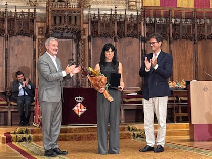 Cristina Caparrós recogiendo el galardón de Amics de la Rambla