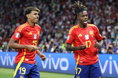 Los jugadores de la selección española Lamine Yamal (izquierda) y Nico Williams celebran el gol del segundo en la final de la Eurocopa, el pasado domingo en Berlín.