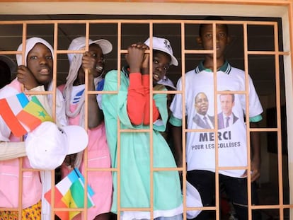 Un grupo de escolares saluda a los presidentes de Francia y de Senegal, Emmanuel Macron y Macky Sall, durante la inauguración de la Escuela Secundaria Bel-Air en Dakar el pasado 2 de febrero. Ambos lideran la recién finalizada conferencia internacional sobre Educación, celebrada en la capital senegalesa.