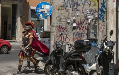 Dos hombres vestidos de centuriones romanos en una calle de la capital italiana.