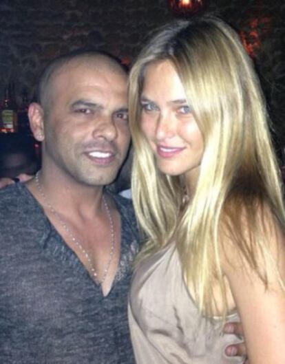 Eyal Golan posa con Bar Refaeli en una foto de su Facebook.