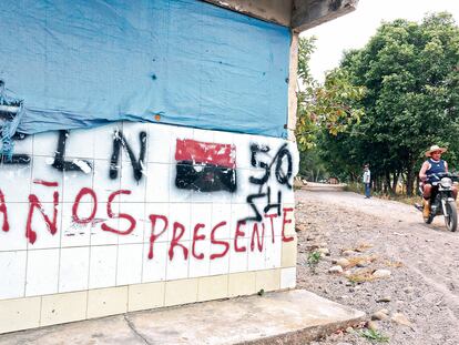 Una pintada alusiva a la guerrilla del Ejército de Liberación Nacional (ELN), en Arauca, Colombia.