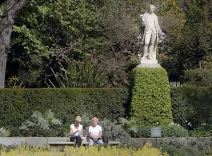 Turistas en el Jardín Botánico, junto al Museo del Prado.