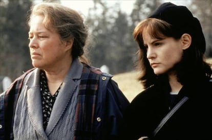 "A veces ser una zorra es lo único a lo que una mujer puede aferrarse, Dolores". Los diálogos de 'Eclipse total' son como el reverso salvaje de una taza de Mr Wonderful. Dolores Claiborne (Kathy Bates) sufre los abusos físicos de su marido, hasta que un día dice basta. Y como esta es una historia de Stephen King, los métodos de la mujer maltratada para hacer frente a su agresor no son en absoluto convencionales. "Vivimos en un mundo deprimentemente masculino, Dolores", concluye una de sus amigas. Y la única forma de remediar esta masculinidad tóxica, cuando pedirlo por favor ya no es una opción, es que las mujeres hagan equipo y devuelvan el golpe en vez de poner la otra mejilla. Una historia tan realista que resulta una de las más terroríficas de King.