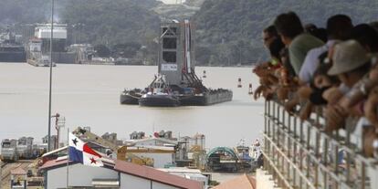 Un barco entra en el Canal de Panam&aacute;.