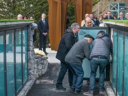 El lehendakari Urkullu preside la inauguración del Columbario de la Dignidad, en Elgoibar.