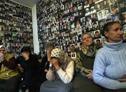 Supervivientes de la masacre de Srebrenica, fotografiados en 2007 en la ciudad bosnia de Tuzla ante imágenes de las víctimas del asesinato masivo más salvaje de la guerra.