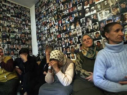 Supervivientes de la masacre de Srebrenica, fotografiados en 2007 en la ciudad bosnia de Tuzla ante imágenes de las víctimas del asesinato masivo más salvaje de la guerra.