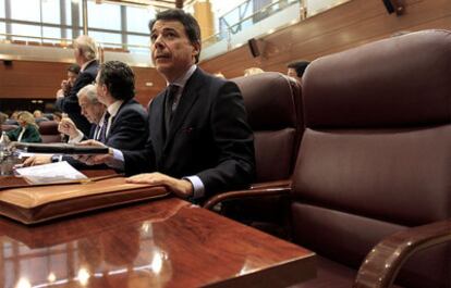 Ignacio González, junto al sillón vacío de Esperanza Aguirre