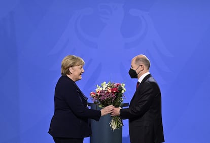 Angela Merkel y su sucesor, Olaf Scholz, el 8 de diciembre.