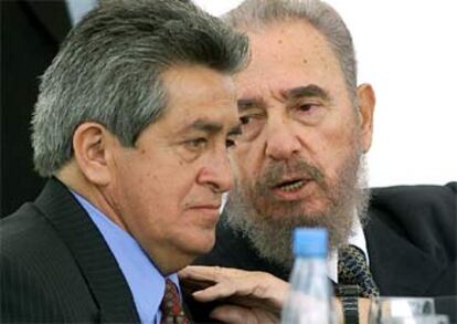 Fidel Castro, junto a Pablo Guayasamín, hijo mayor de Oswaldo Guayasamín, durante la ceremonia celebrada en Quito.