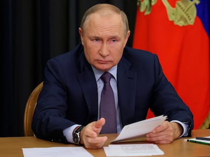 Vladímir Putin en una reunión por videoconferencia, en la residencia Bocharov Ruchei, en Rusia, este martes.