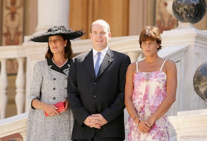 Carolina, Alberto y Estefanía de Mónaco el día de la entronización del príncipe, el 12 de julio de 2005, en Mónaco.
