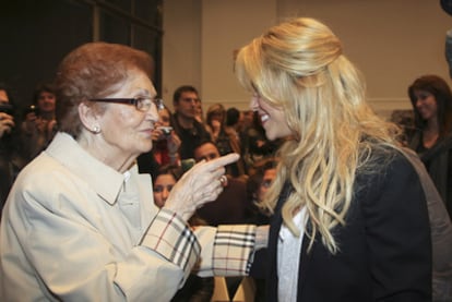 La cantante Shakira bromea con la abuela de su novio, Gerard Piqué, durante la presentación del libro del padre del futbolista, el 17 de noviembre de 2011