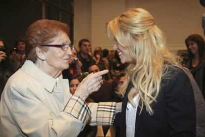 La cantante Shakira bromea con la abuela de su novio, Gerard Piqué, durante la presentación del libro del padre del futbolista, el 17 de noviembre de 2011