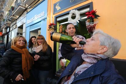 Celebración del Gordo de la Lotería de Navidad en la administración madrileña de Paseo de la Esperanza. 