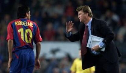 Riquelme recibe instrucciones de Van Gaal en 2002