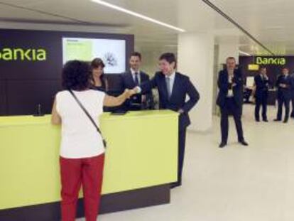 El Presidente de Bankia, José Ignacio Goirigolzarri, tras su visita,sale de la remodelada oficina de la entidad en la calle Pintor Gisbert. EFE/Archivo