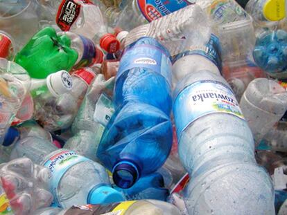 Botellas de plástico en una planta de reciclaje.