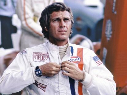 Steve McQueen, en ‘Las 24 Horas de Le Mans’ (1971). El Tag Heuer Monaco tiene la corona a la izquierda y él llevaba el reloj en la derecha.