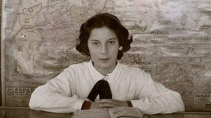 Una estudiante de Vivero (Lugo) al inicio del curso 1945-46. 