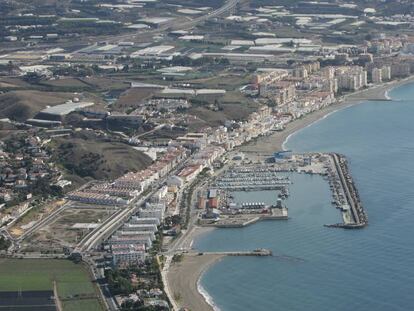 Vista a&eacute;rea del puerto de La Caleta de V&eacute;lez-M&aacute;laga (M&aacute;laga), en una imagen de archivo.