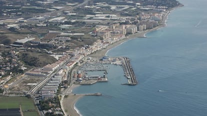 Vista a&eacute;rea del puerto de La Caleta de V&eacute;lez-M&aacute;laga (M&aacute;laga), en una imagen de archivo.