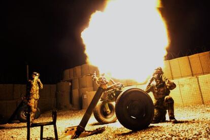 Soldados de la OTAN hacen pruebas en una base cercana a Kabul.