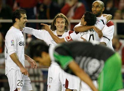 Kanouté, a la derecha, celebra el primer gol del Sevilla con Maresca, Capel y Dani Alves.