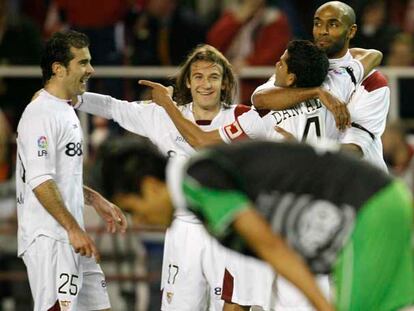 Kanouté, a la derecha, celebra el primer gol del Sevilla con Maresca, Capel y Dani Alves.