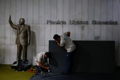 Dos operarios trabajan en la reparación de los daños en el interior del Congreso Nacional de Brasil tras el asalto de los seguidores bolsonaristas. 