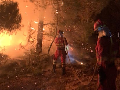 Trabajos de extinción de la UME en el incendio de Venta del Moro, en una imagen del Twitter de la unidad del ejército captada en la madrugada de este martes.
: BOMBEROS VALENCIA / EUROPA PRESS