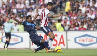 Pulido adelanta el balón frente a Aquino.