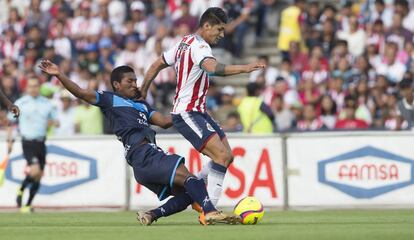 Pulido adelanta el bal&oacute;n frente a Aquino. 