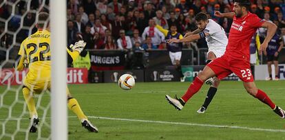 Coke hace el tercero del Sevilla.