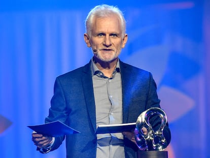 El activista bielorruso Ales Bialiatski, uno de los tres galardonados con el Premio Nobel de la Paz 2022, en la ceremonia de entrega del Premio Nobel Alternativo en Estocolmo (Suecia), en diciembre de 2020.