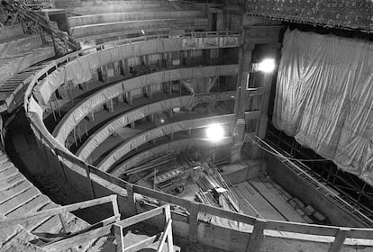 Obras de remodelaci&oacute;n en el Teatro Real, en diciembre de 1993.