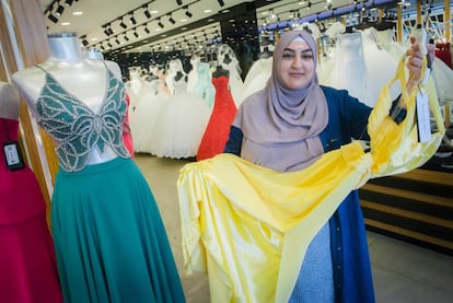 Istek Celik, dependienta de uan tienda de vestidos de novia en Marxloh, un suburbio de Duisburgo (Alemania).