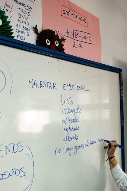 Detalle de una sesión sobre bienestar y convivencia en el IES Cardenal Cisneros de Albox (Almería).