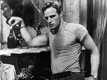 Marlon Brando y la camiseta que lo cambió todo en 'Un tranvía llamado deseo' (1951).
