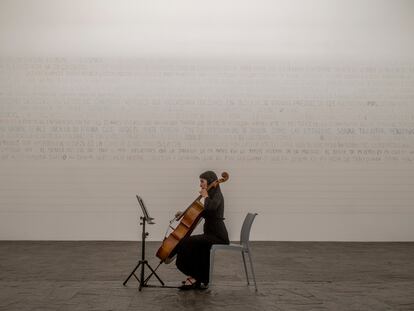 Violonchelista durante la instalación Desamadas, en Bogotá, el 13 de junio de 2023.