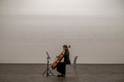 Violonchelista durante la instalación Desamadas, en Bogotá, el 13 de junio de 2023.