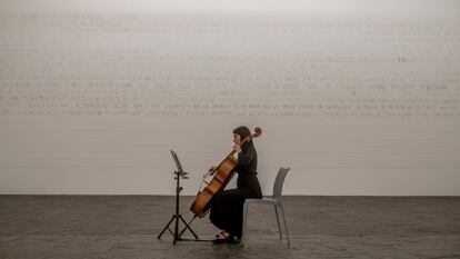 Violonchelista durante la instalación Desamadas, en Bogotá, el 13 de junio de 2023.