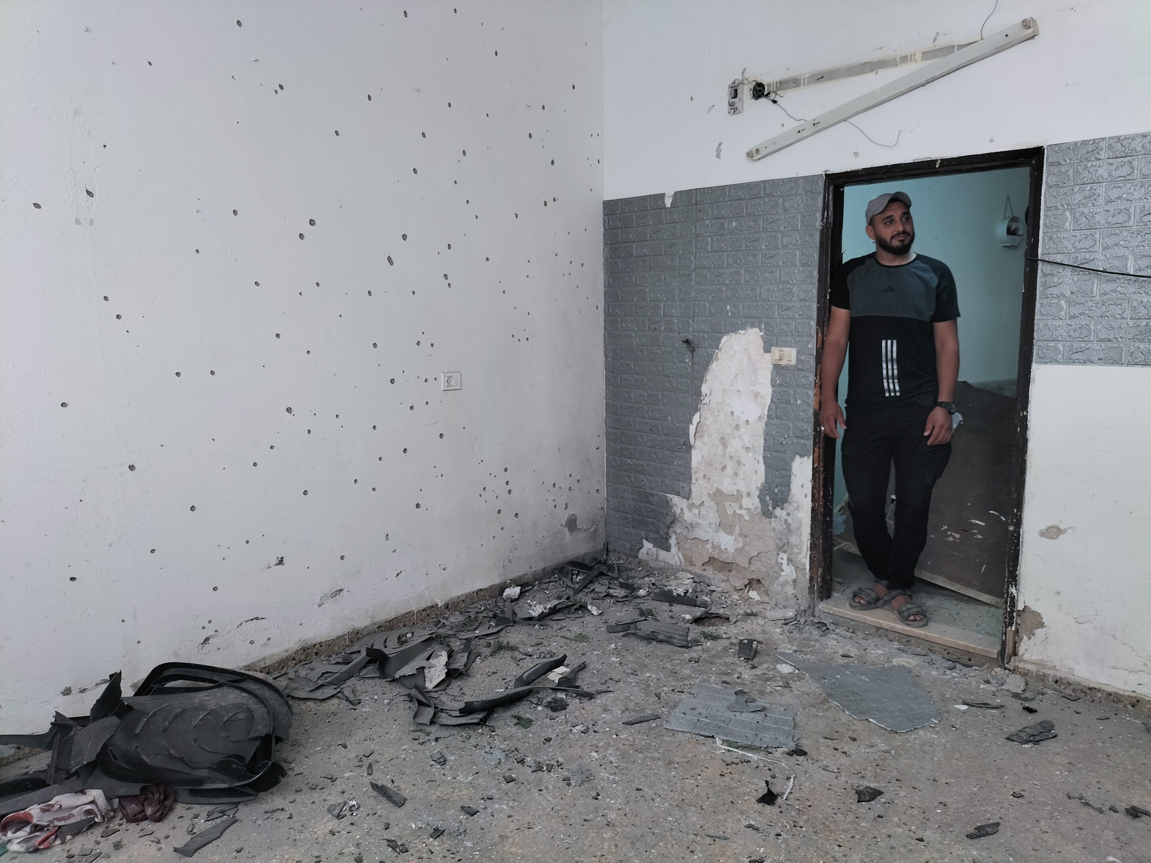 Osama Salahat, 24 anos, na sua casa em Jenin, de onde fugiu com a mulher e o filho de dois meses no sexto dos nove dias que durou a incursão militar israelita. 