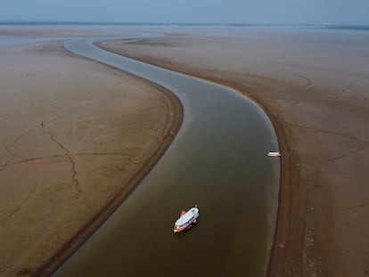 Un barco viaja a través de una sección del Río Amazonas afectada por una grave sequía, en el estado de Amazonas, cerca de Manacapuru, en Brasil, el 27 de septiembre.