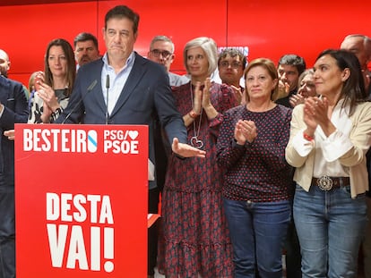 El candidato a la presidencia de la Xunta de Galicia José Ramón Gómez Besteiro, durante su comparecencia tras conocer los resultados de las elecciones autonómicas gallegas, este domingo en Santiago.