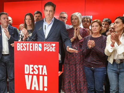 El candidato a la presidencia de la Xunta de Galicia José Ramón Gómez Besteiro, durante su comparecencia tras conocer los resultados de las elecciones autonómicas gallegas, este domingo en Santiago.