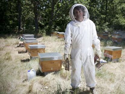 Nacho Gonz&aacute;lez, un ecoh&eacute;roe de la sierra de Guadarrama, junto a sus colmenas de abejas.